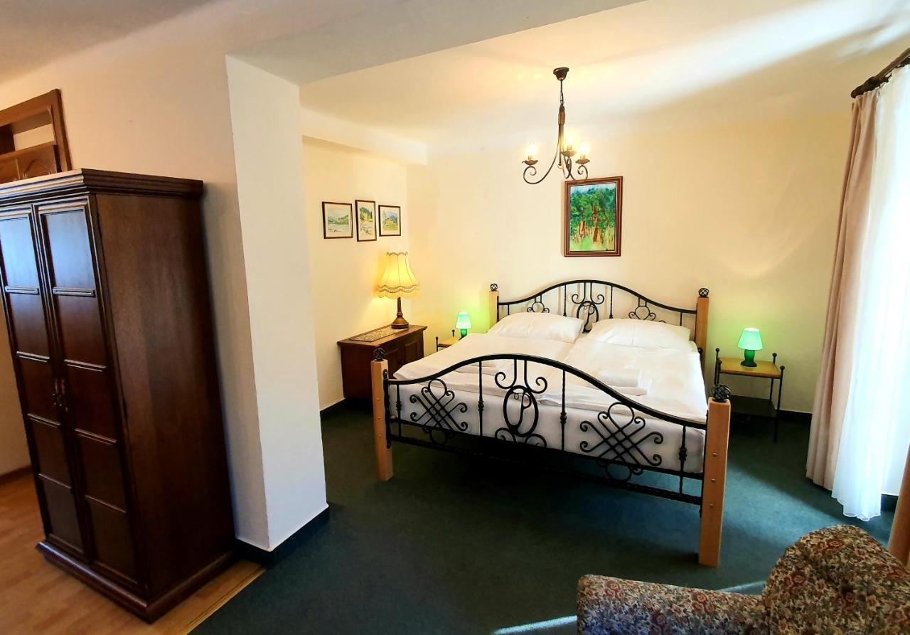 Nová Bystřice Lesni Hotel Perslak מראה חיצוני תמונה